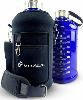 VITALIC Wasserflasche mit isolierender Hülle – Motivierende 2-Liter-Sportflasche mit Zeitmarkierung
