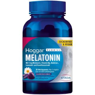 Hoggar® Melatonin Gummies: Angenehm schneller einschlafen. Weichgummis mit Blaubeergeschmack.1 mg Melatonin, Vitamin B6, Baldrian-, Lavendel- und Kamillenextrakt.