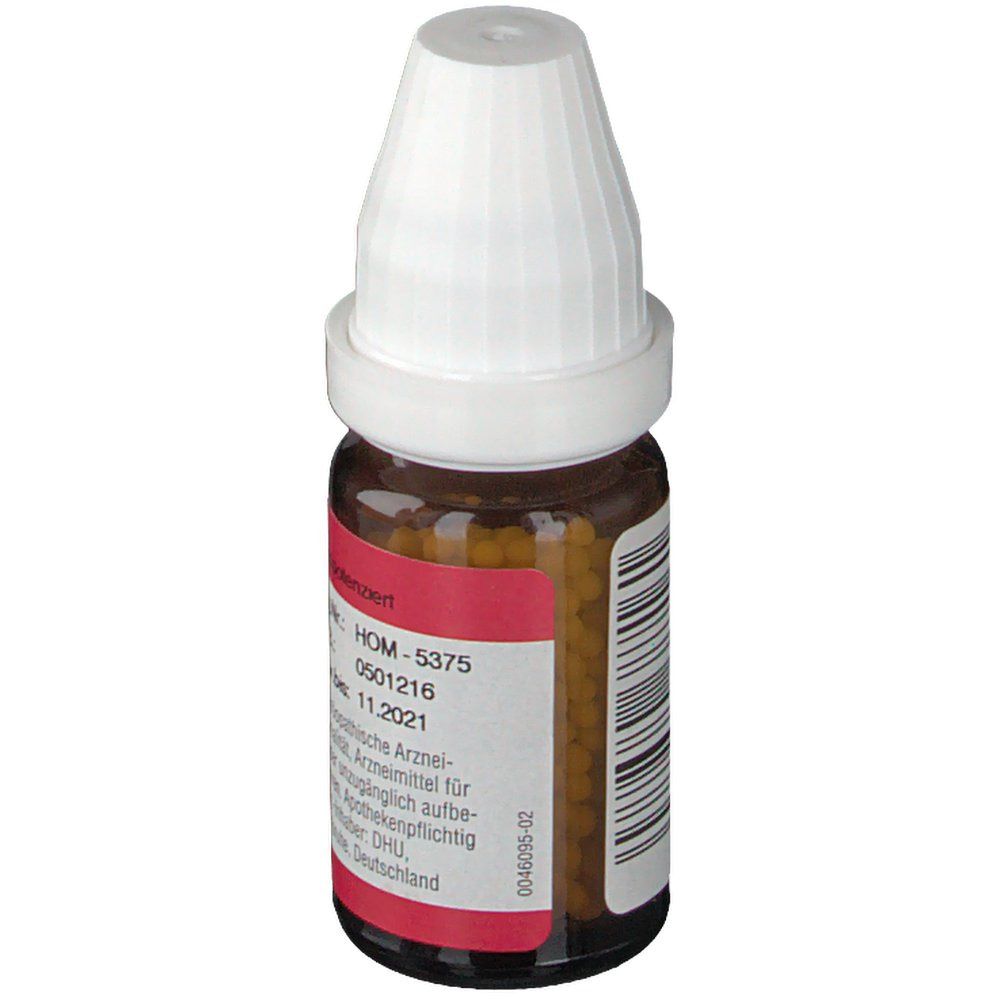 Braune Glasflasche mit weißem Deckel, gefüllt mit kleinen gelben Globuli. Rotes Etikett mit Text und DHU Logo.