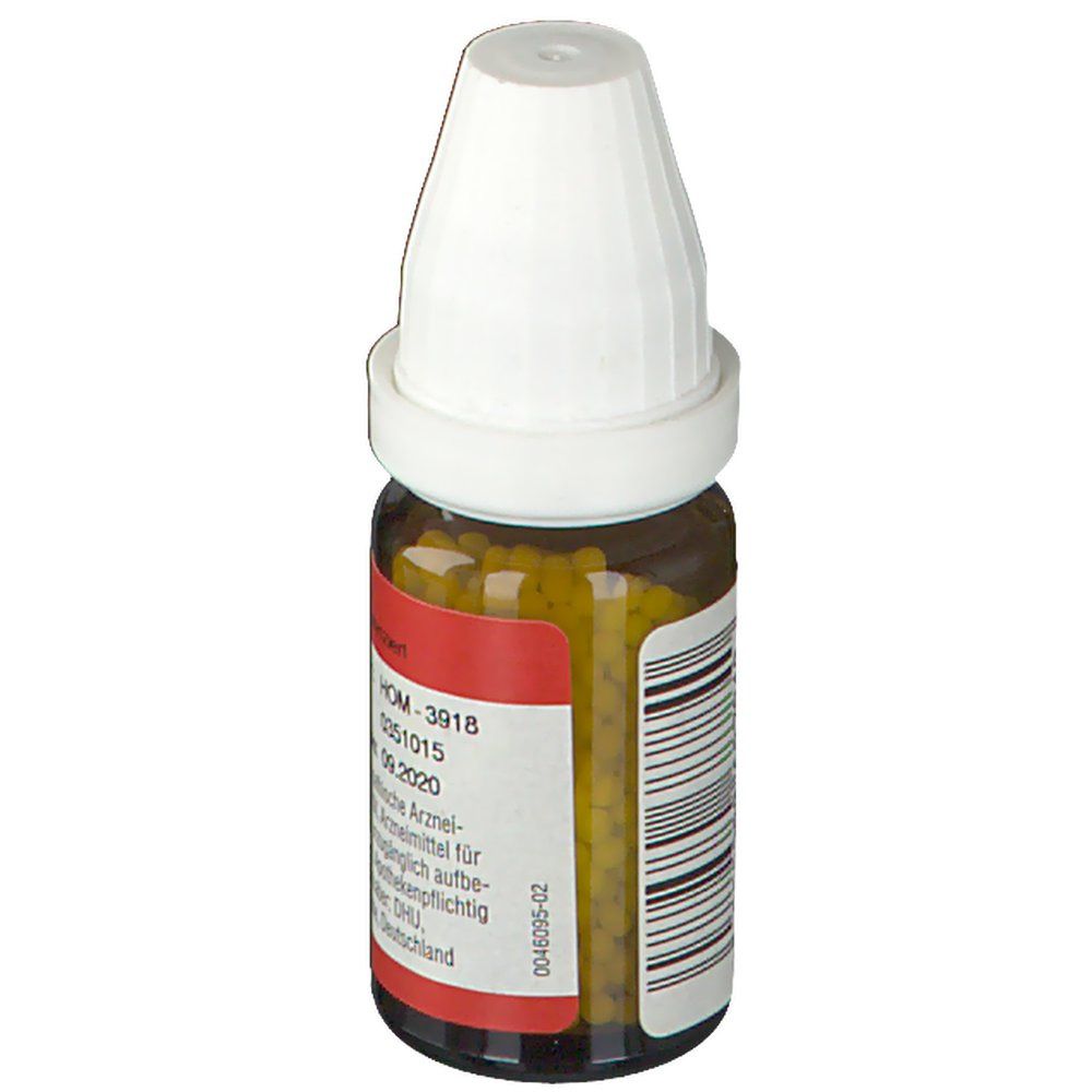 Braune Glasflasche mit weißem Deckel. Rotes Etikett mit Text und Barcode. Enthält Globuli.