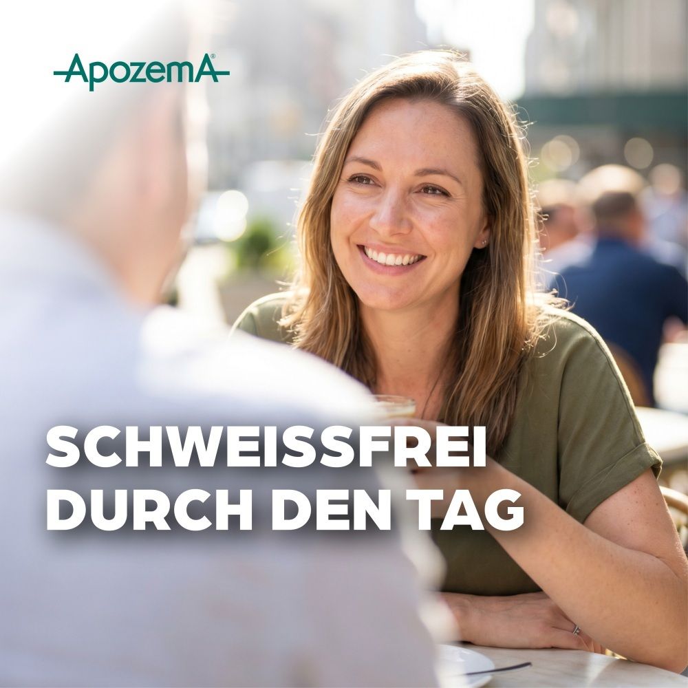 Lächelnde Frau sitzt im Freien, Text: "Schweißfrei durch den Tag".