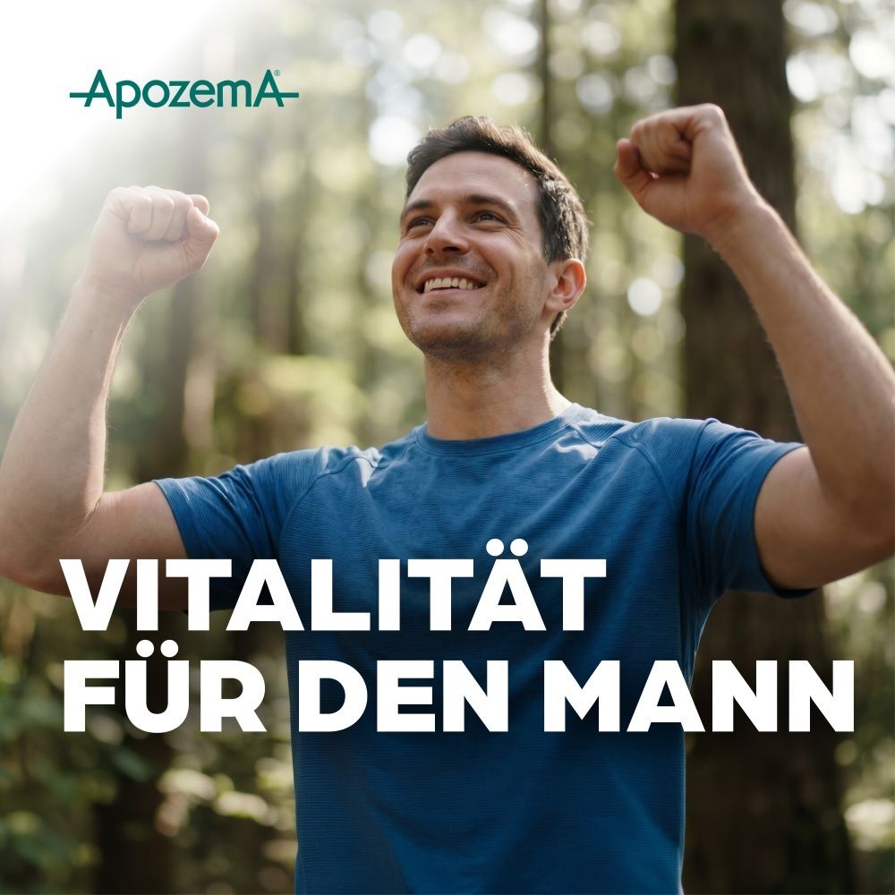 Mann mit erhobenen Fäusten in Waldumgebung, Apozema Logo.