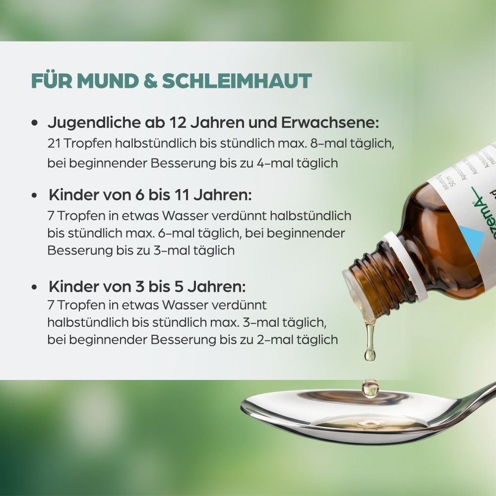 Tropfen werden aus einem Apozema-Fläschchen auf einen Löffel getropft.