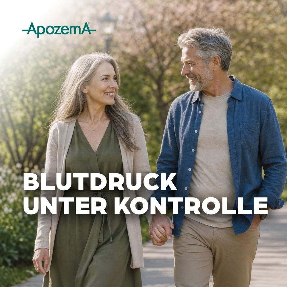Ein älteres Paar hält Händchen und geht im Freien spazieren. Text: "Blutdruck unter Kontrolle".