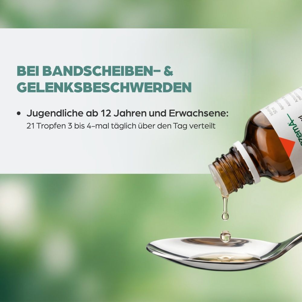 Tropfen werden aus einer Flasche auf einen Löffel gegeben.