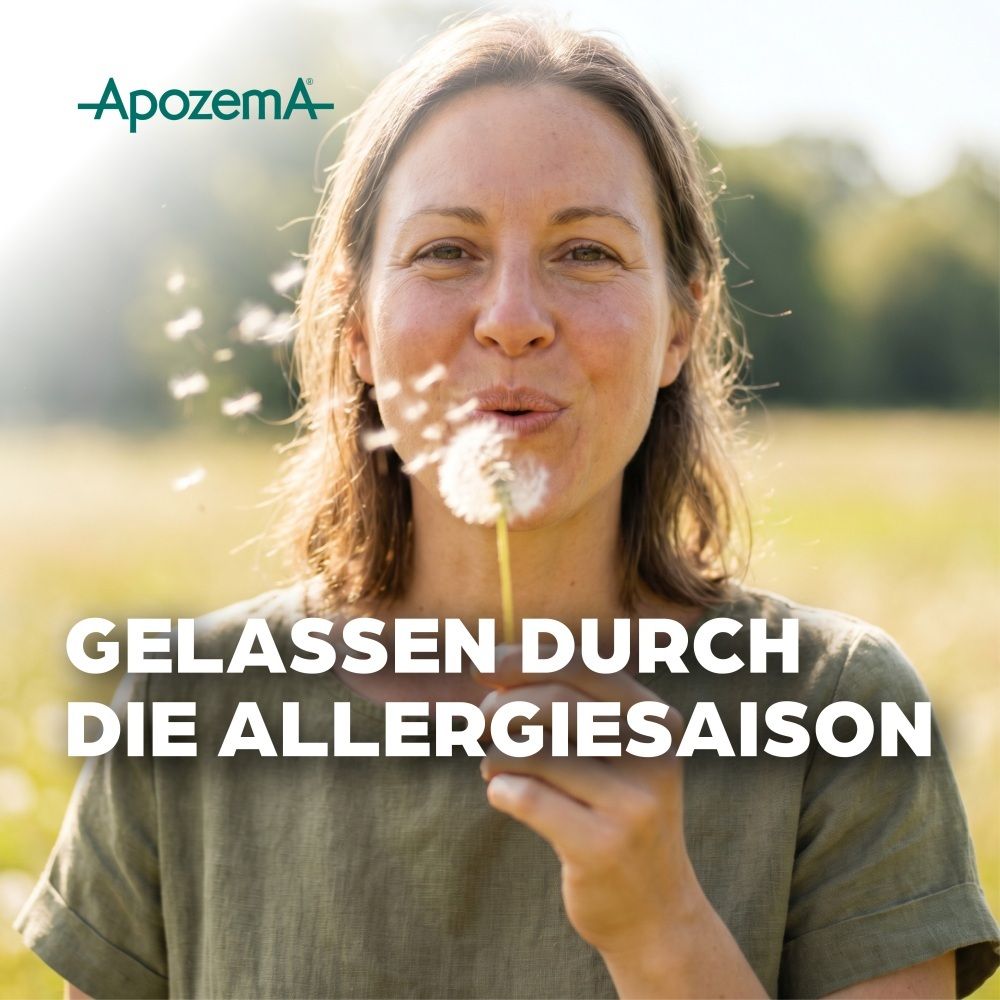 Frau pustet Löwenzahnblüten an, umgeben von Sonnenlicht. Text: Gelassen durch die Allergiesaison.