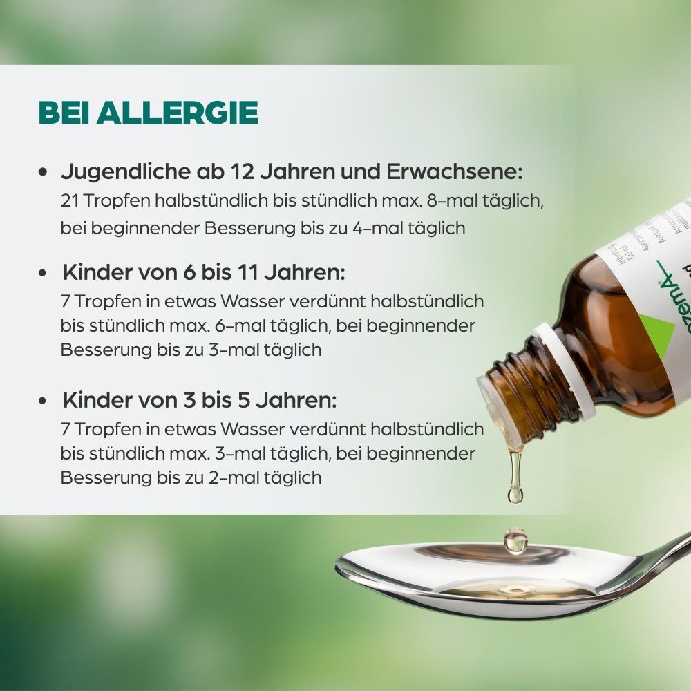 Tropfen werden aus einer ApozemA Allergie Flasche auf einen Löffel getropft. Dosierungsanleitung.