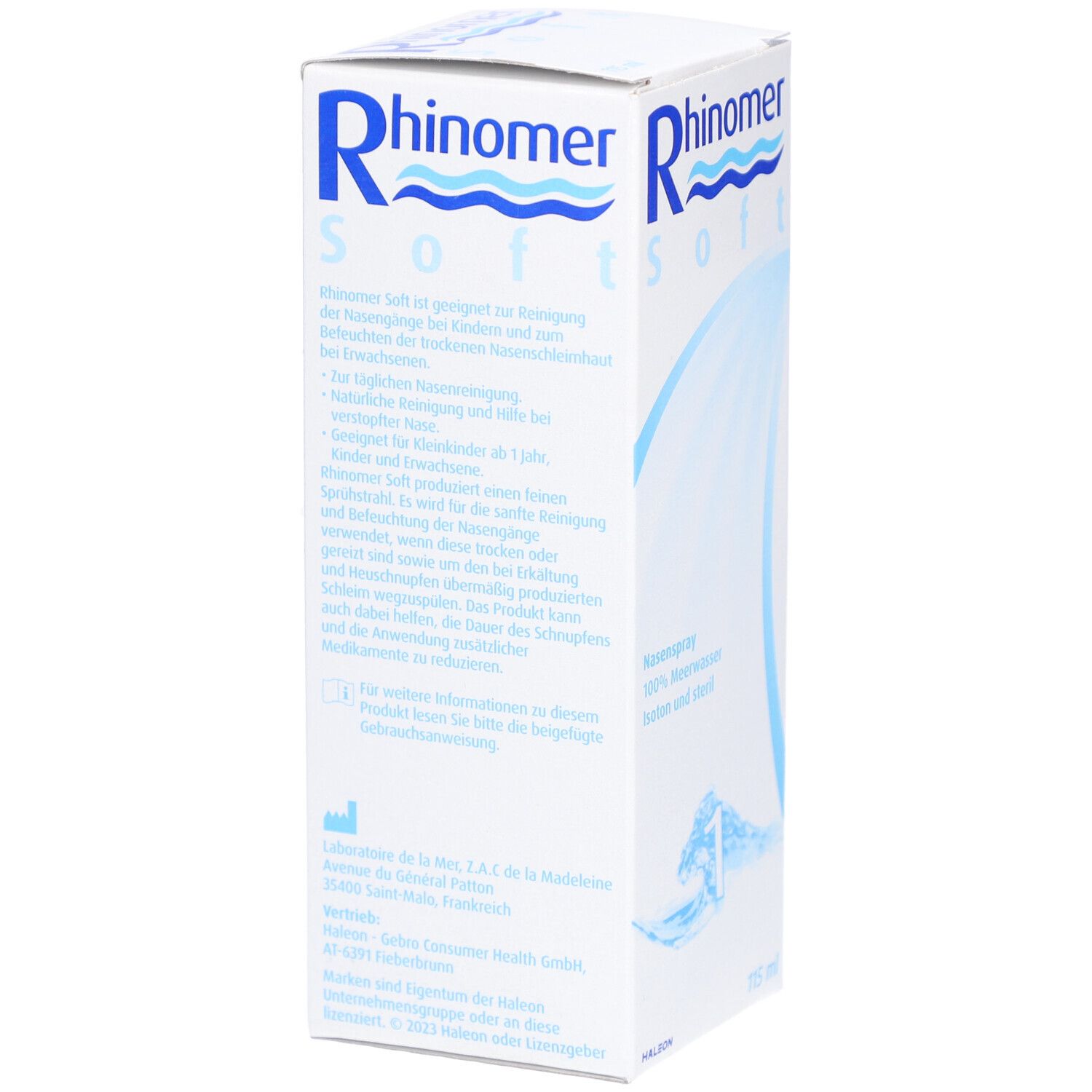 Schachtel Rhinomer Soft Nasenspray. Text: Geeignet für Kinder ab 1 Jahr. Marke: Rhinomer. Auf der Seite Text über Anwendung und Inhaltsstoffe.