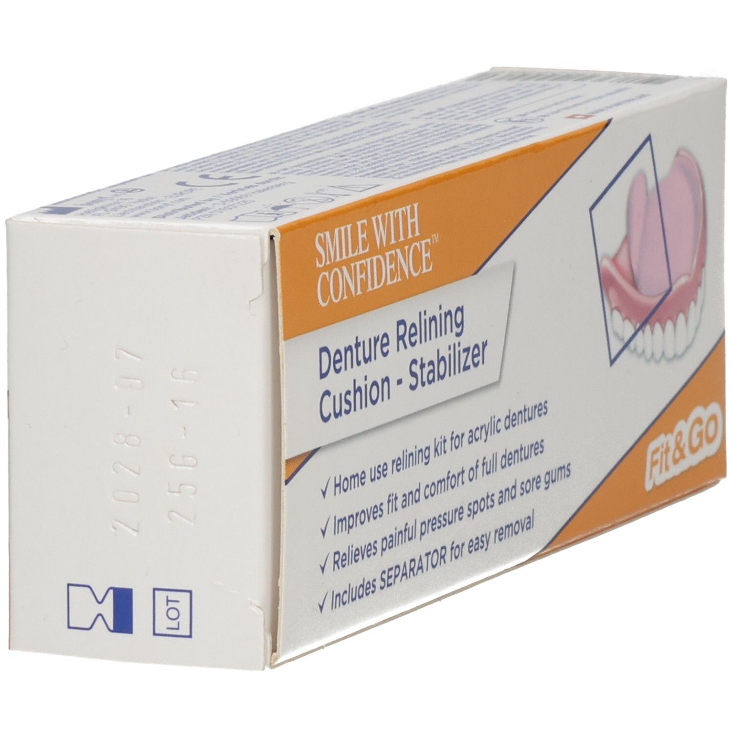 Seitenansicht der Verpackung mit der Aufschrift "SMILE WITH CONFIDENCE". Enthält Text und ein Logo. Mit Lot-Nummer und Prothesen-Illustration.