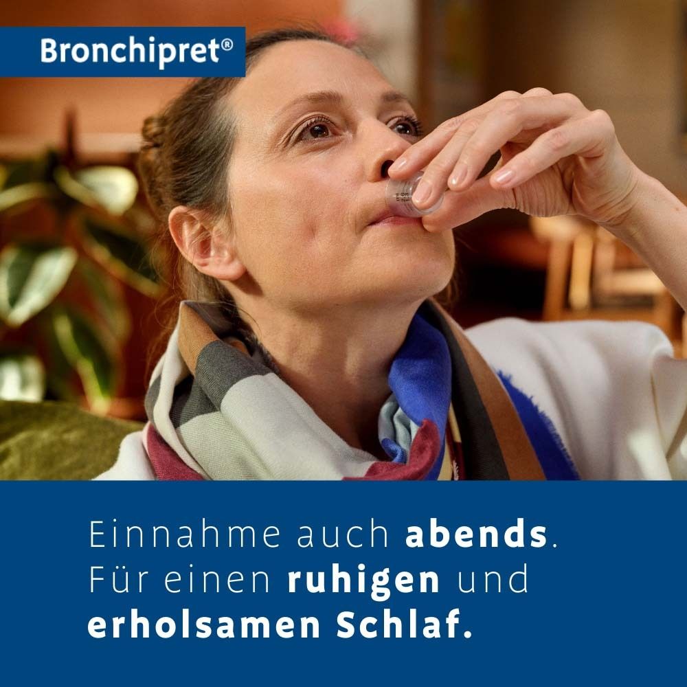 Frau nimmt Bronchipret® Lösung ein. Einnahme auch abends. Für ruhigen Schlaf.