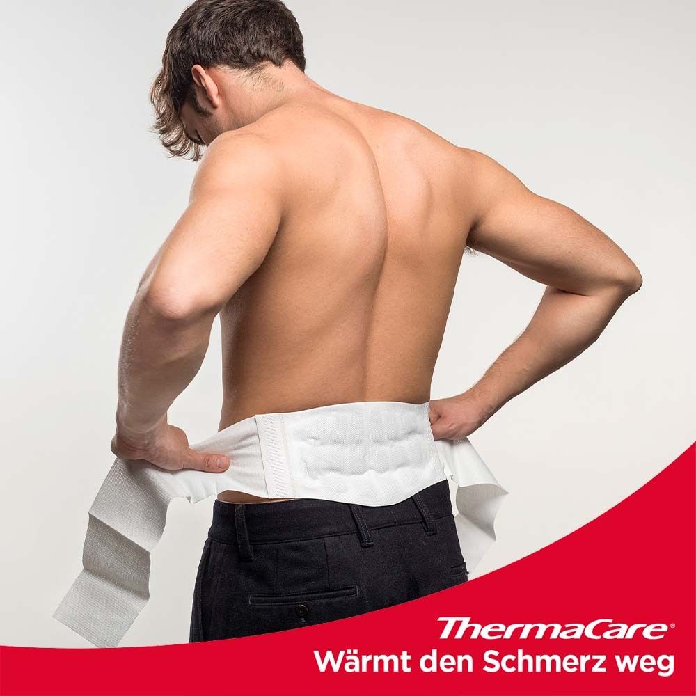 Mann mit ThermaCare®-Wärmeumschlag am unteren Rücken. Weißer Umschlag, schwarze Hose. Marke sichtbar.