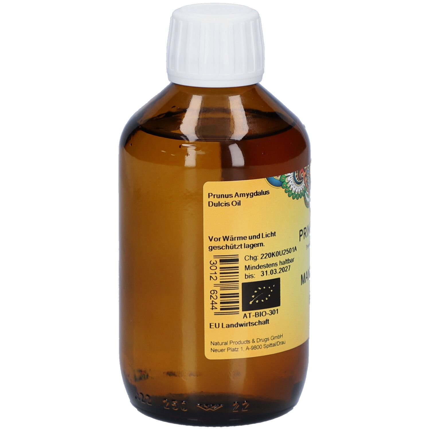 Braune Glasflasche mit weißem Verschluss. Etikett mit PRIMABENE, Mandelöl BIO. EU-Bio-Logo. Barcode und Mindesthaltbarkeitsdatum.