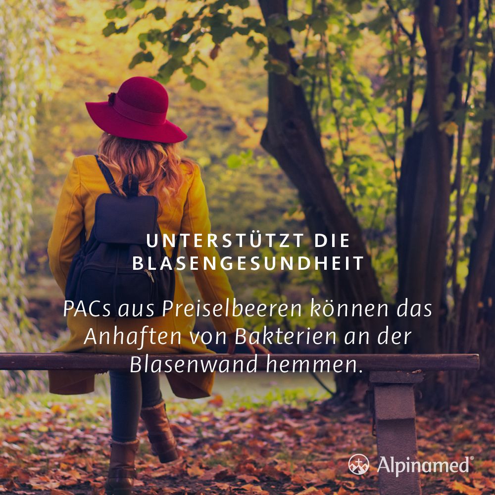 Frau sitzt auf Bank. Text: Unterstützt die Blasengesundheit. Alpinamed Logo. Hintergrund: Bäume.