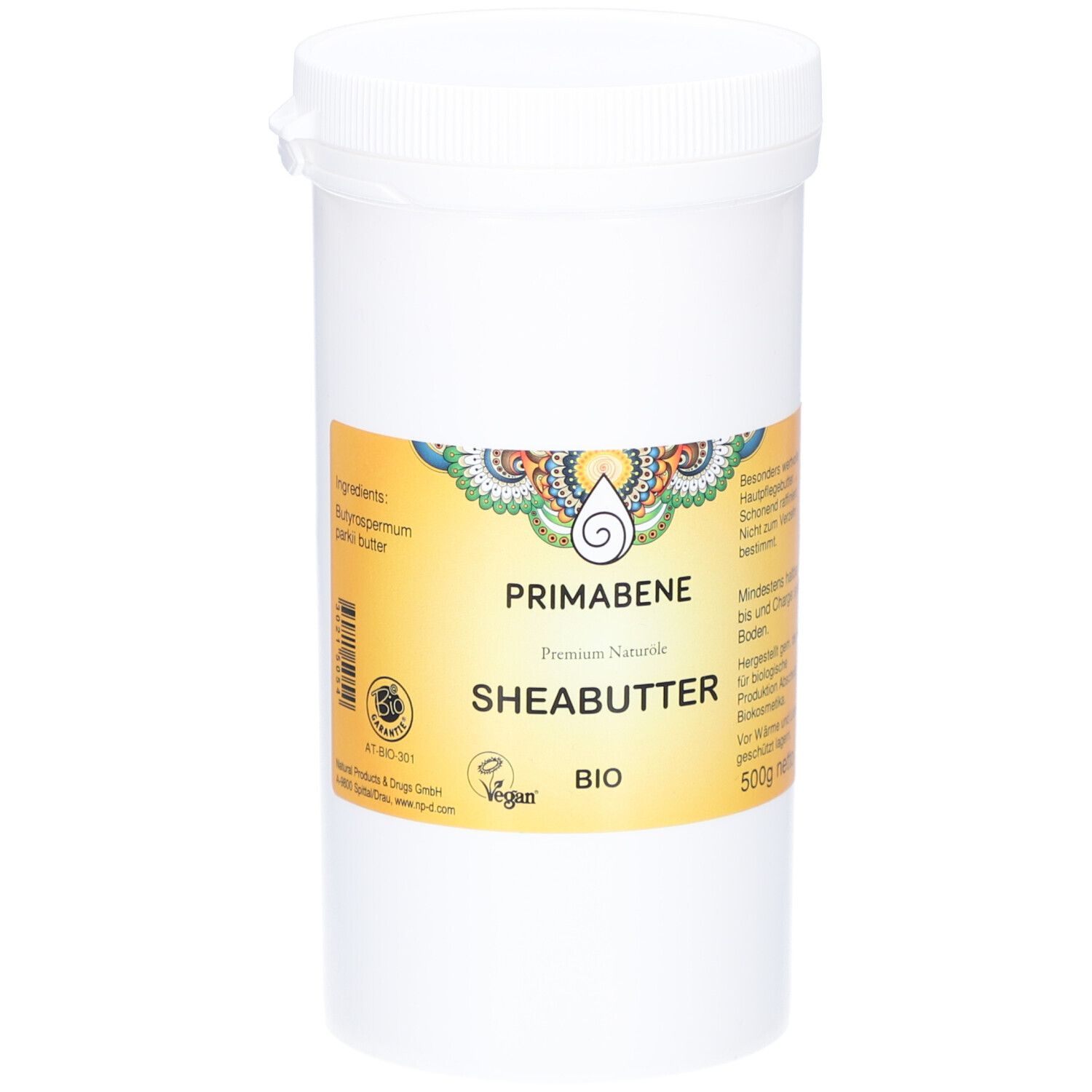 Weißer Behälter mit Deckel. Aufkleber mit Produktinformationen: PRIMABENE Sheabutter BIO, vegan. 500g netto.