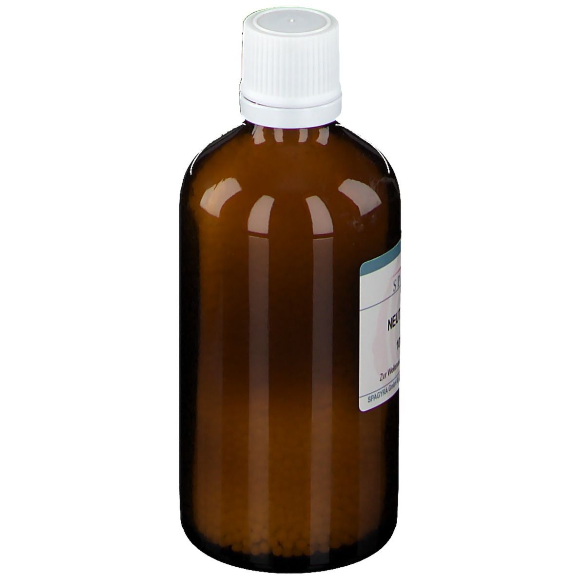 Braune Glasflasche mit weißem Deckel. Etikett mit Informationen. Globuli sichtbar am Flaschenboden.