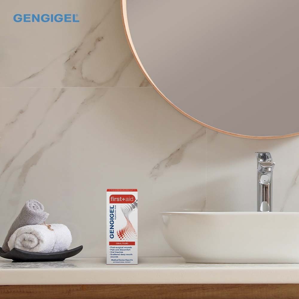 Badezimmer mit Waschbecken und Spiegel. Gengigel First Aid Packung steht auf der Ablage.