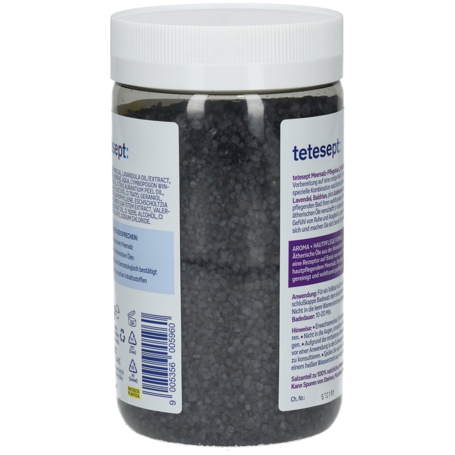 Dose mit Badesalz, Seitenansicht. Transparenter Behälter mit schwarzem Badesalz. Weißer Deckel. Text und Barcode.