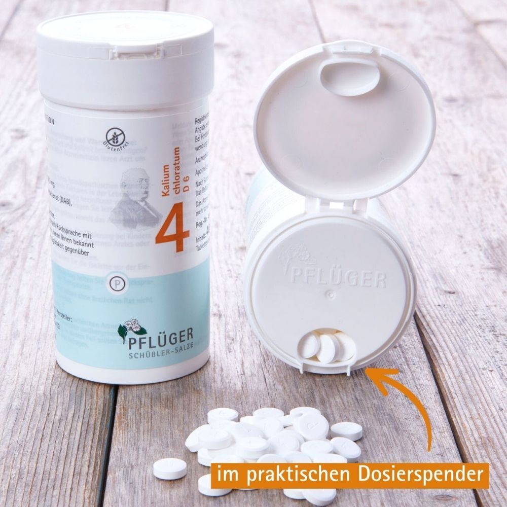 Zwei weiße Tablettenbehälter. Tabletten liegen daneben. Text: im praktischen Dosierspender.