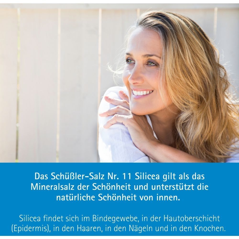 Frau mit blonden Haaren lächelt. Text: Schüßler-Salz Nr. 11 Silicea. Text: Mineralstoff der Schönheit. Unterstützt die natürliche Schönheit.