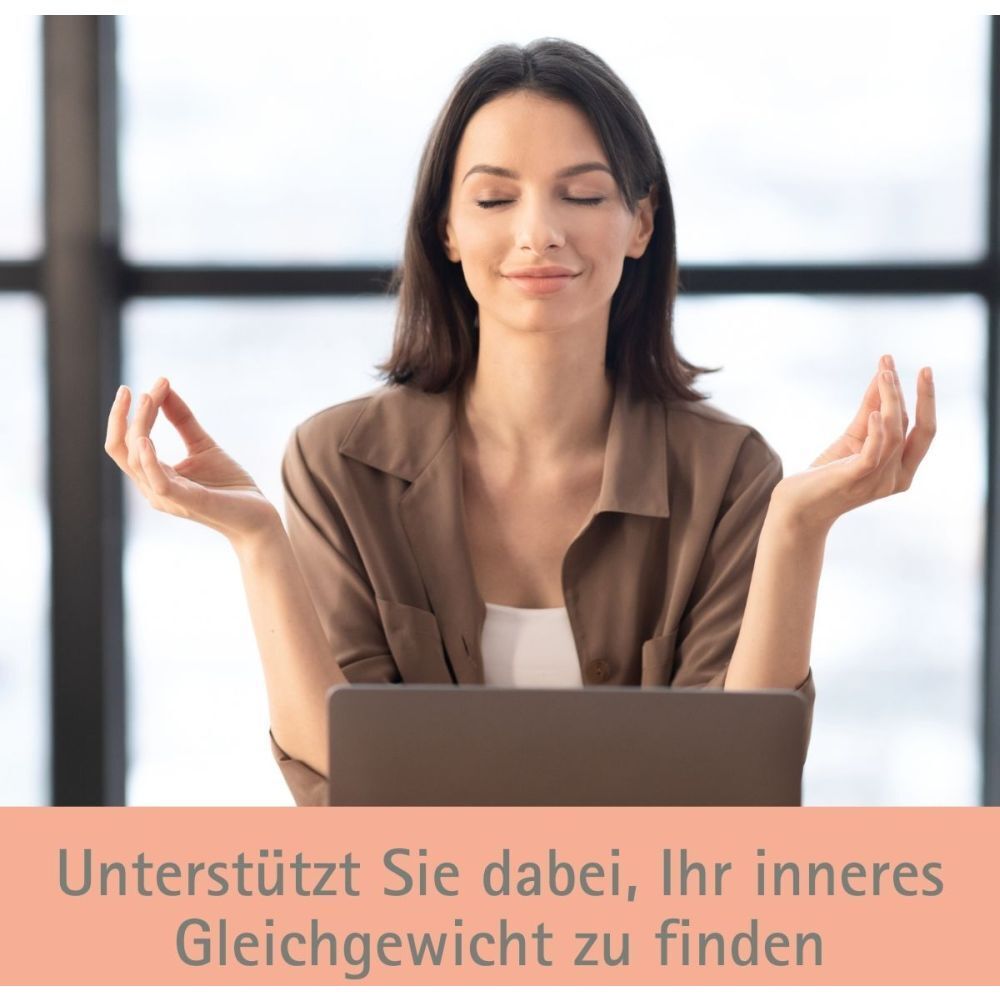 Frau meditiert vor Laptop. Text: Unterstützt, das innere Gleichgewicht zu finden.