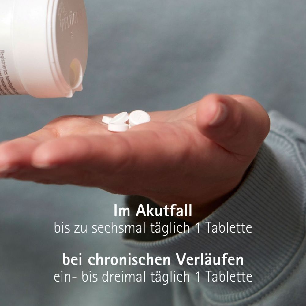 Hand mit Tabletten. Text: Im Akutfall, bei chronischen Verläufen. Text: 1 Tablette.
