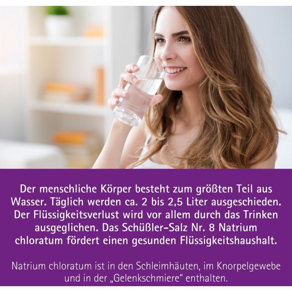 Frau trinkt Wasser. Text: Der Körper besteht zum größten Teil aus Wasser. Schüßler-Salz Nr. 8 Natrium chloratum fördert einen gesunden Flüssigkeitshaushalt.