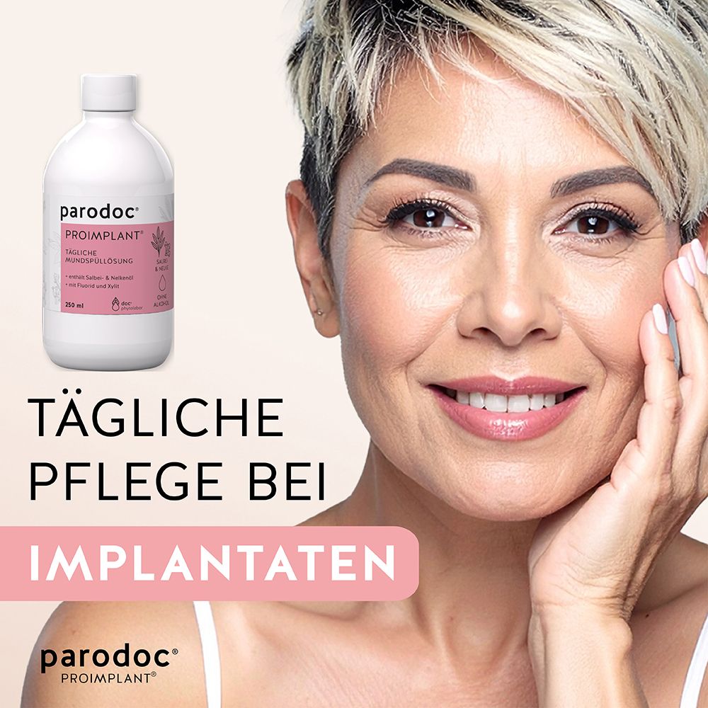 Frau lächelt. Im Hintergrund Flasche parodoc® PROIMPLANT®. Text: Tägliche Pflege bei Implantaten.
