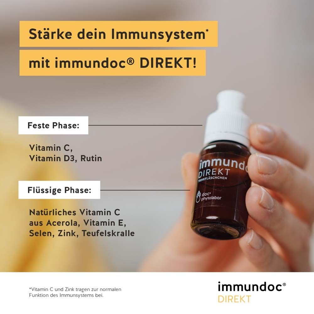 Person hält eine Flasche immundoc® DIREKT. Aufschrift: Stärke dein Immunsystem mit immundoc® DIREKT! Inhaltsstoffe: Vitamin C, D3, Rutin.
