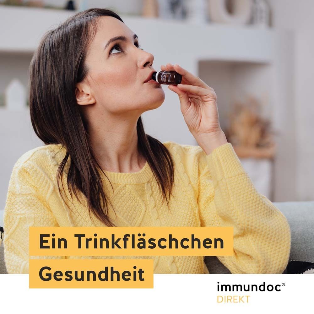 Frau trinkt aus einer Flasche immundoc® DIREKT. Text: Ein Trinkfläschchen Gesundheit. Aufschrift: immundoc® DIREKT.