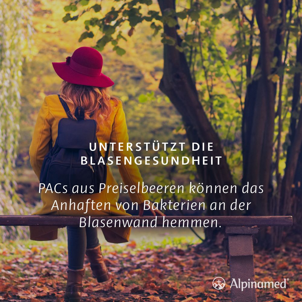 Frau sitzt auf Bank im Park. Text: Unterstützt die Blasengesundheit. Alpinamed Logo.