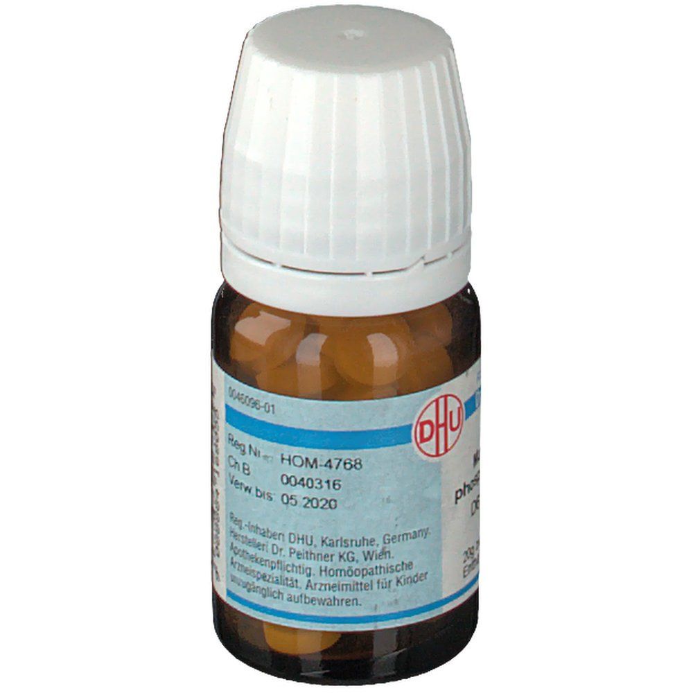 Braune Glasflasche mit Tabletten. Weißer Deckel. Etikett mit Produktinformationen, Chargennummer, Hersteller und Verfallsdatum.