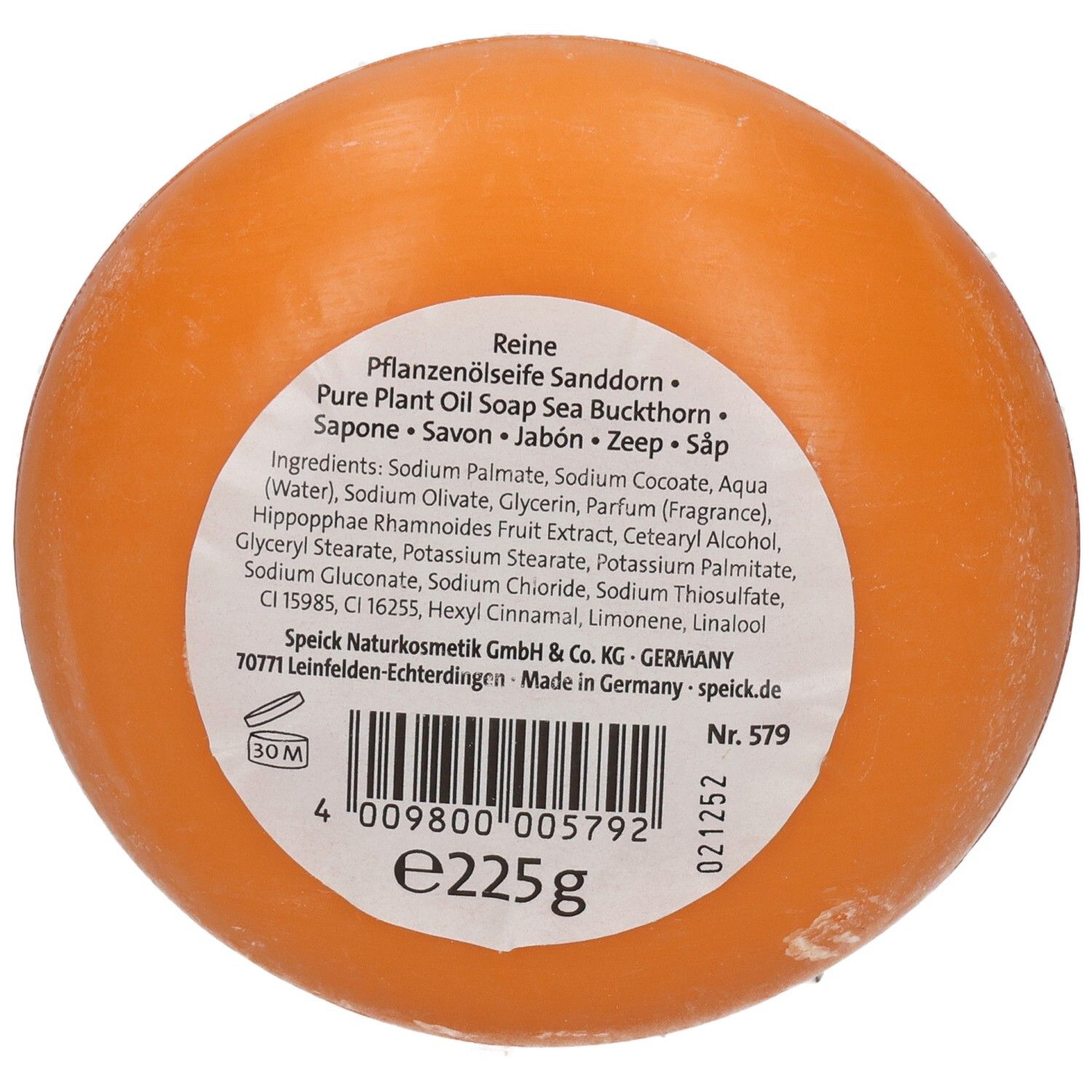 Runde, orangefarbene Seife. Aufkleber mit Produktinformationen und Barcode. Text: Reine Pflanzenölseife Sanddorn, Speick Naturkosmetik.