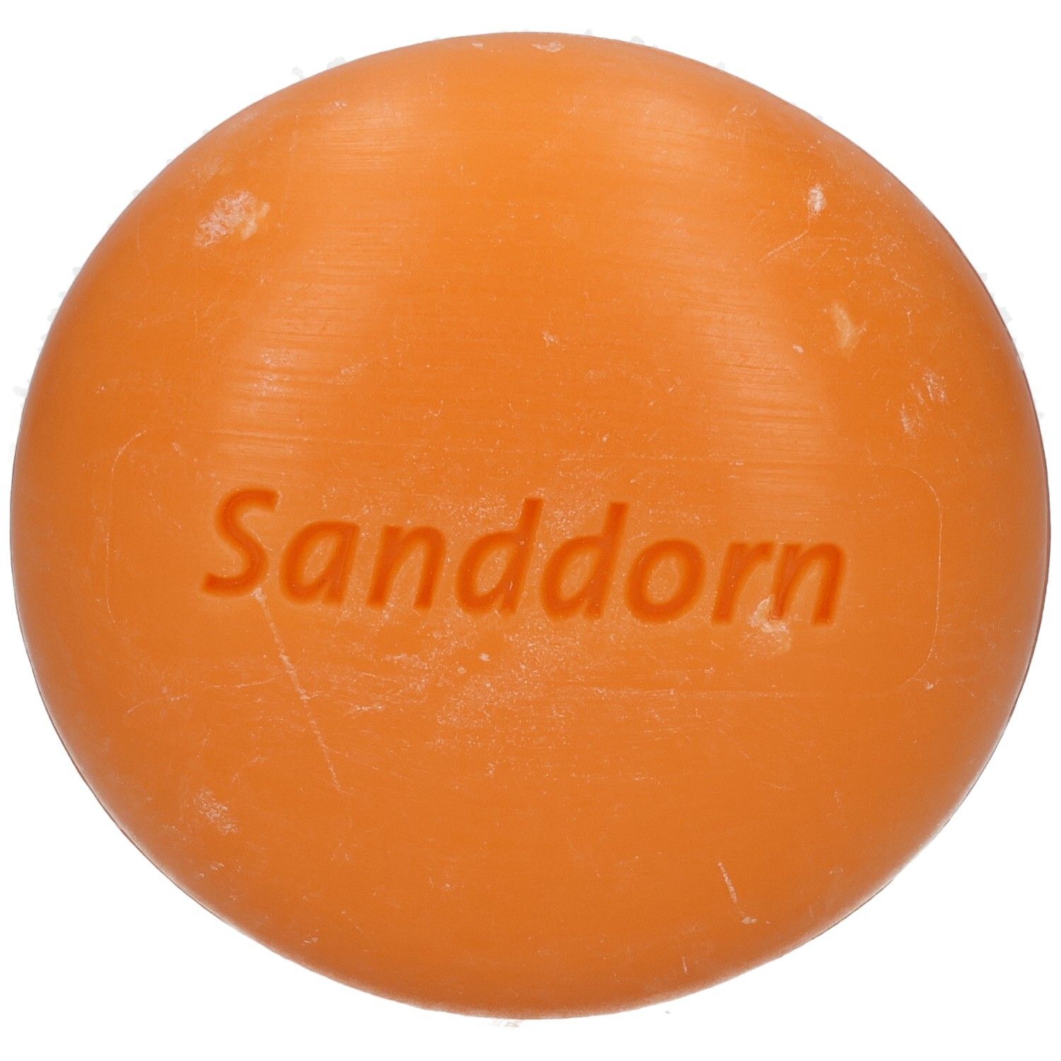 Runde, orangefarbene Seife. Geprägter Schriftzug Sanddorn auf der Oberfläche.