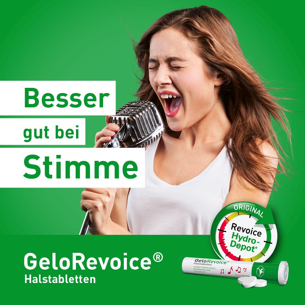 Junge Frau singt mit Mikrofon, GeloRevoice Halstabletten.