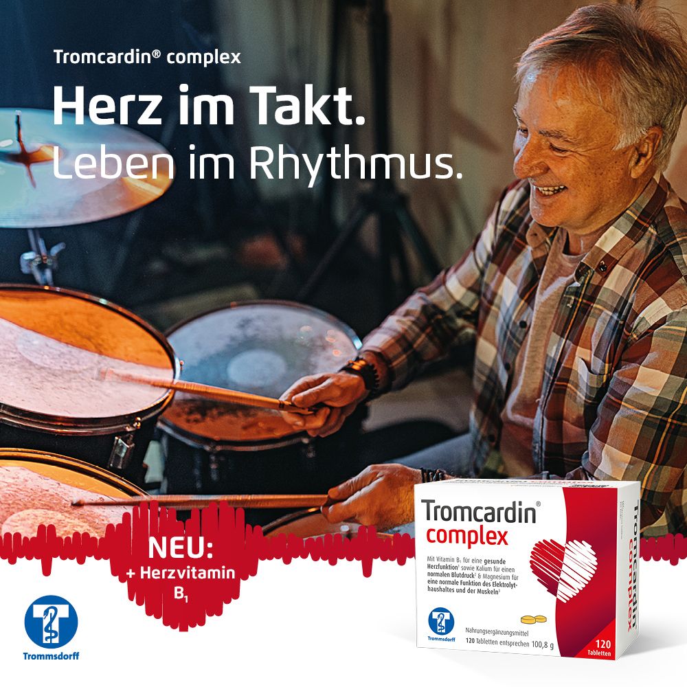 Mann spielt Schlagzeug. Tromcardin® complex Packung. Text: Herz im Takt. Leben im Rhythmus.