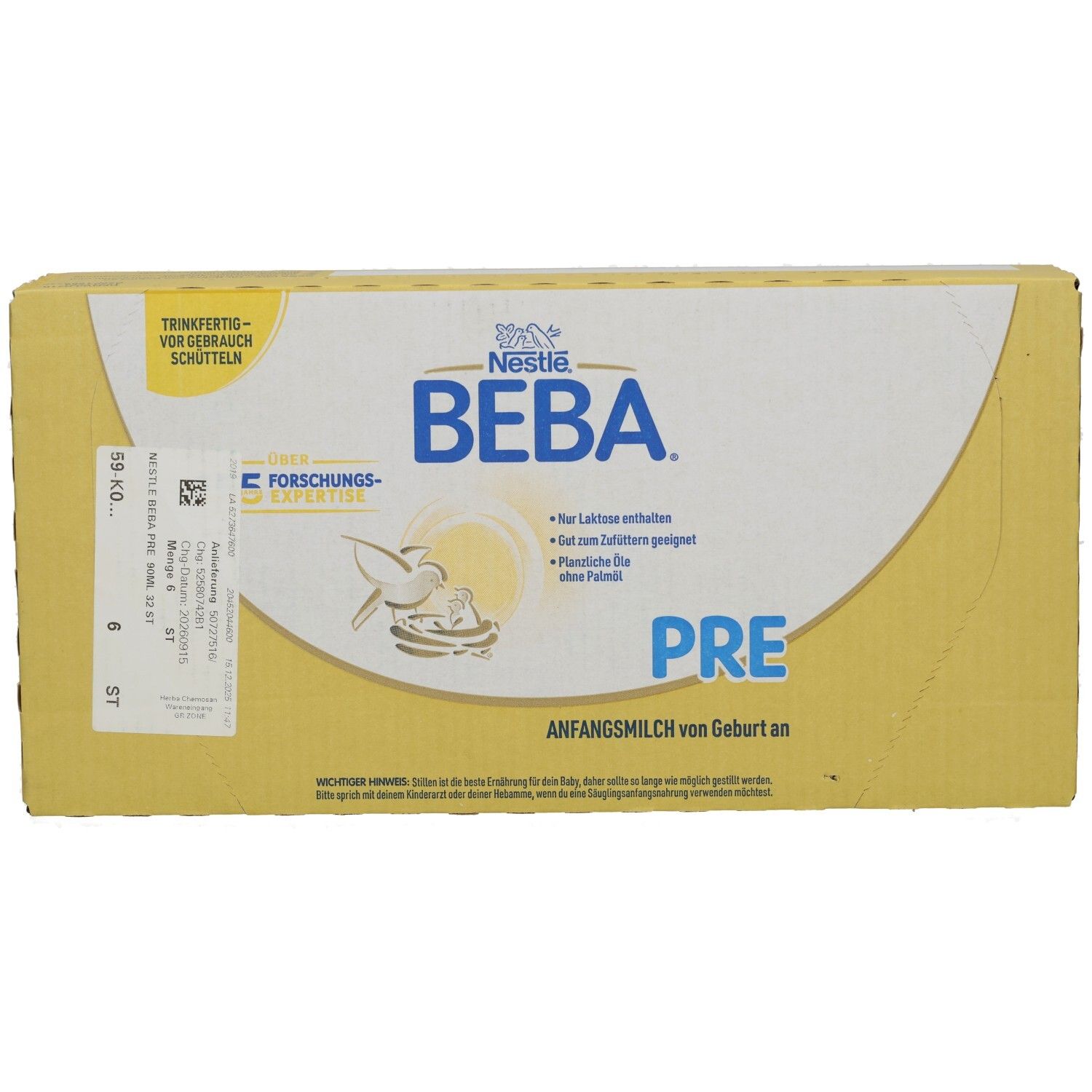 Gelbe Kartonverpackung Nestle BEBA PRE ANFANGSMILCH. Text: Nur Laktose enthalten, ohne Palmöl. Ab Geburt.