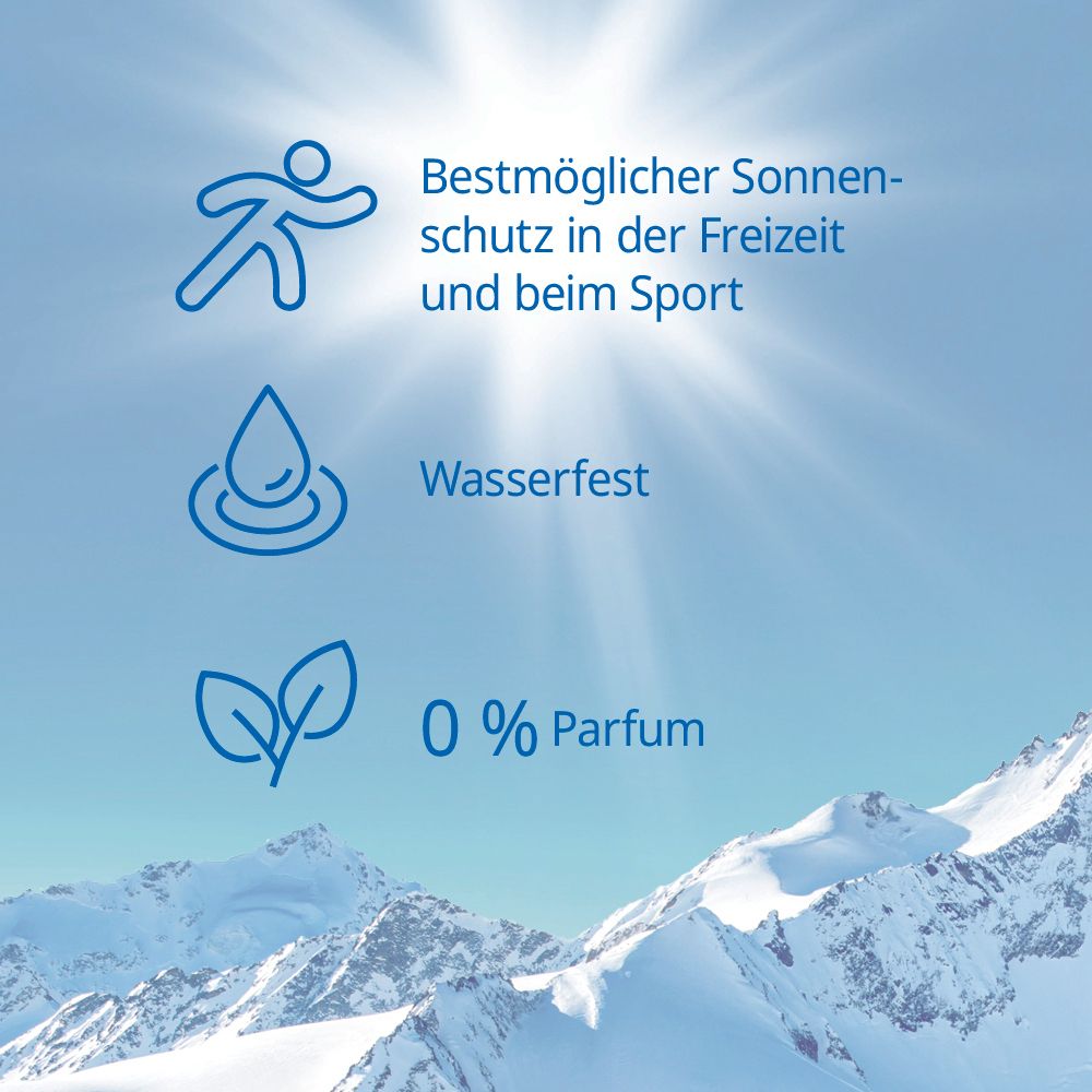 Grafiken mit Text: Bestmöglicher Sonnenschutz, Wasserfest, 0% Parfum. Bergpanorama im Hintergrund.