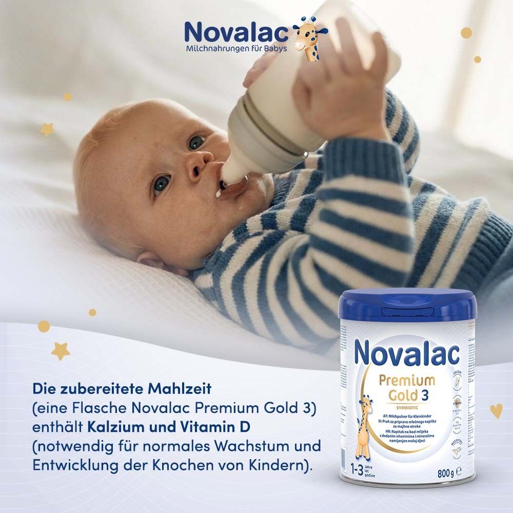 Baby trinkt aus Flasche Novalac Premium Gold 3. Text: Enthält Kalzium und Vitamin D für Knochenwachstum.