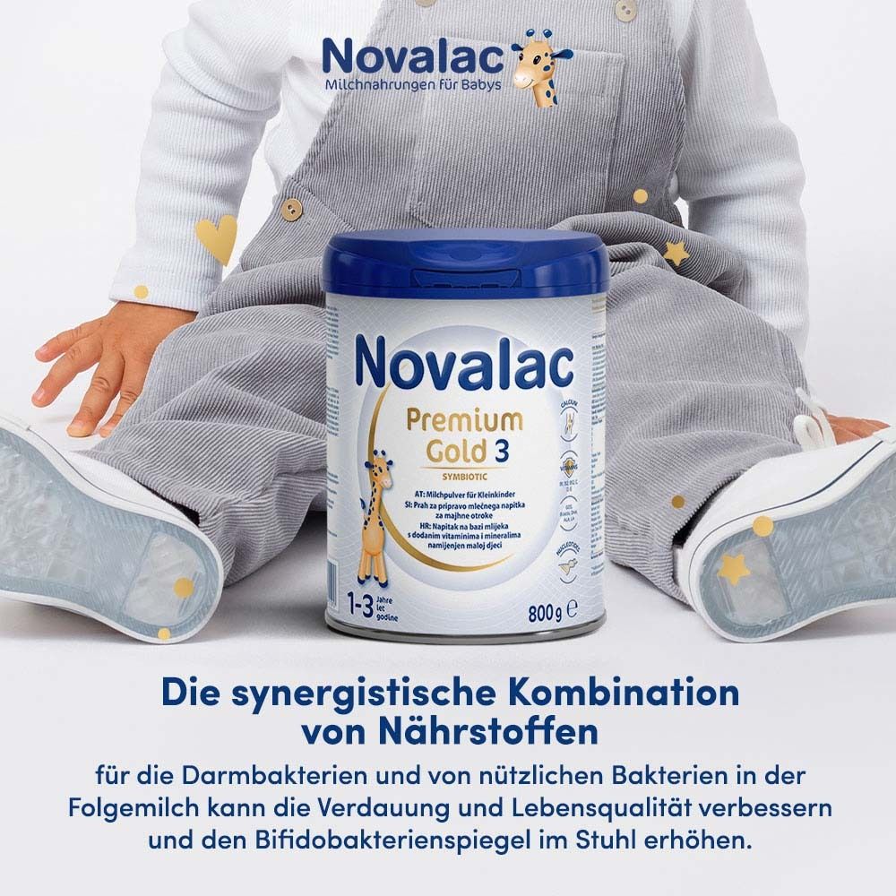 Kind sitzt. Dose Novalac Premium Gold 3. Text: Synergistische Kombination von Nährstoffen für die Darmbakterien.