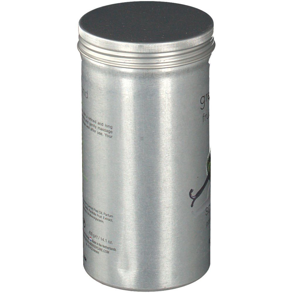 Zylindrische Dose mit Deckel. Aufschrift: greenland fruit emotions, scrub salt. Text in mehreren Sprachen. Logo und Inhaltsangabe.