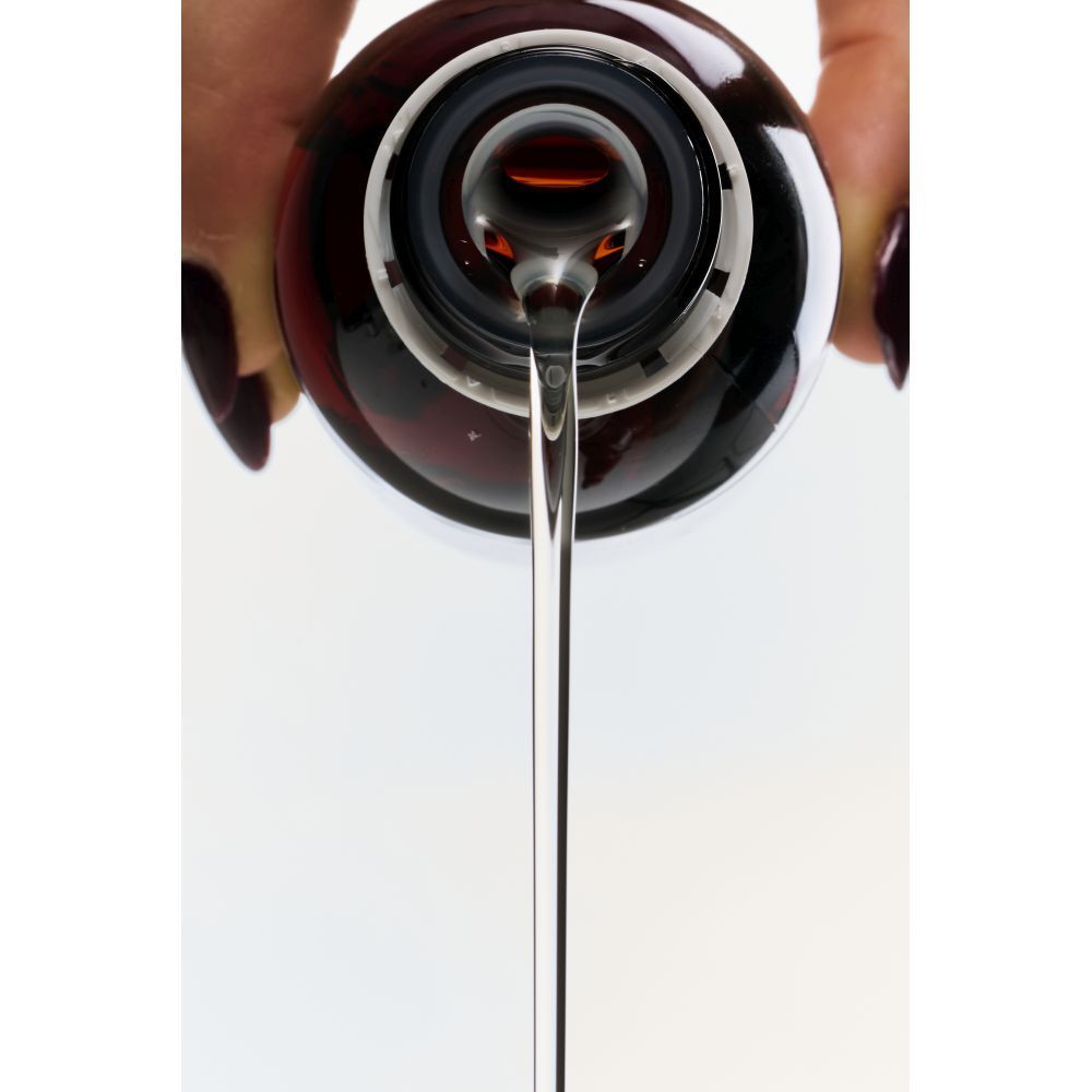 NICAPUR® Omega 3 liquid 850 wird aus einer Flasche gegossen.