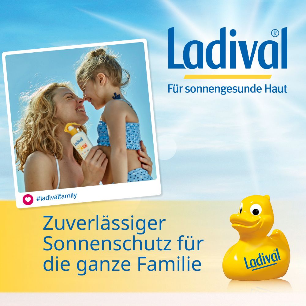 Werbung mit Ladival®-Produkt. Mutter und Kind am Strand. Gelber Quietsche-Entchen mit Ladival®-Logo. Text: Sonnenschutz für die Familie.