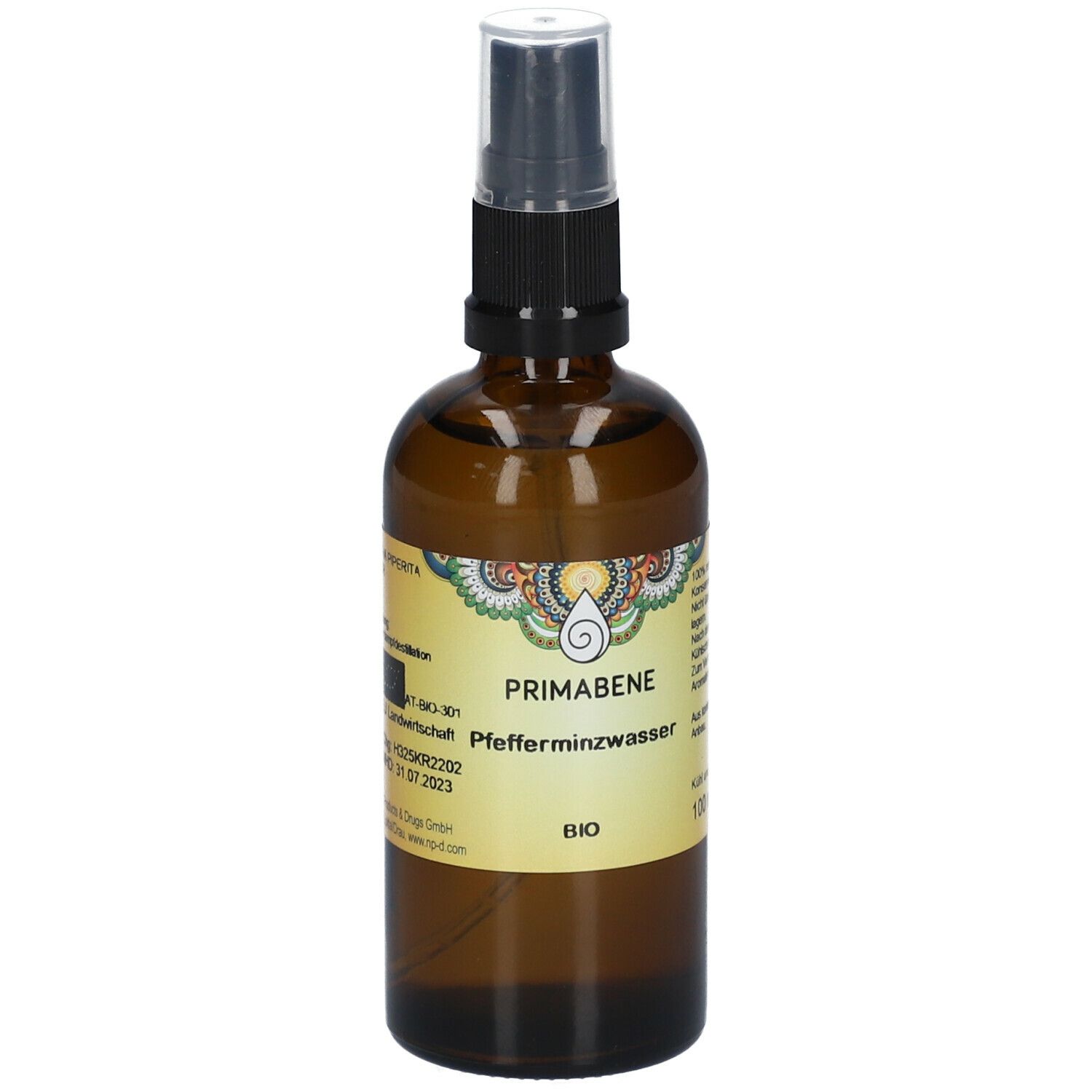Braune Glasflasche mit Sprühkopf. Etikett mit PRIMABENE, Pfefferminzwasser BIO und Logo. EU-Bio-Siegel.