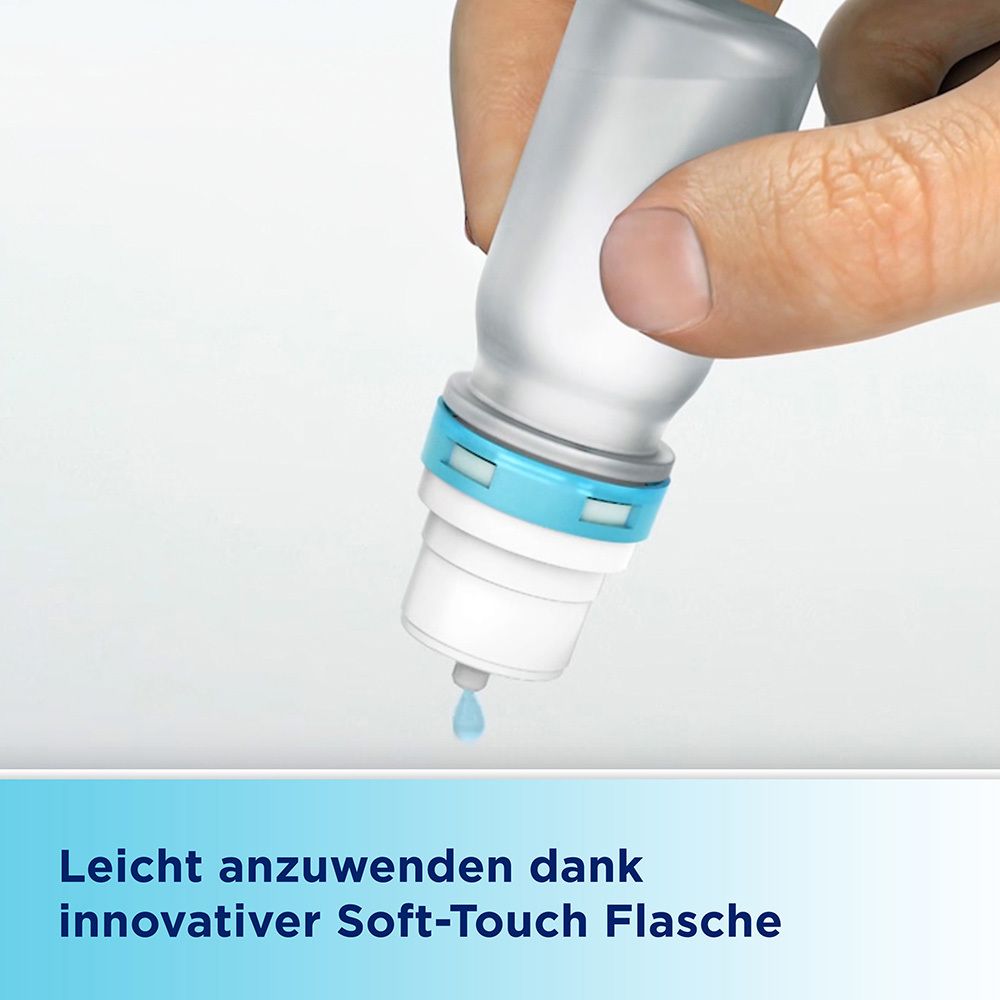 Hand drückt auf eine Flasche Augentropfen. Text: Leicht anzuwenden dank innovativer Soft-Touch Flasche.