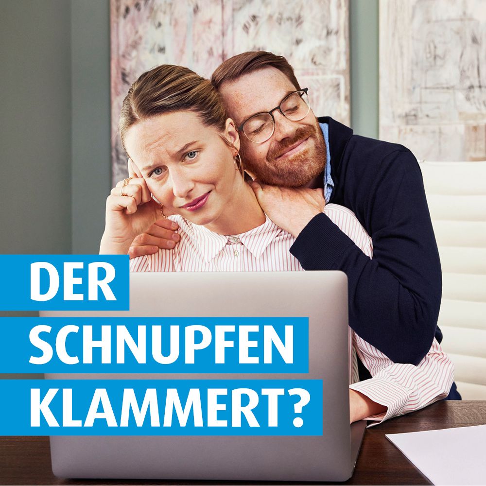 Frau und Mann am Laptop. Text: DER SCHNUPFEN KLAMMERT?