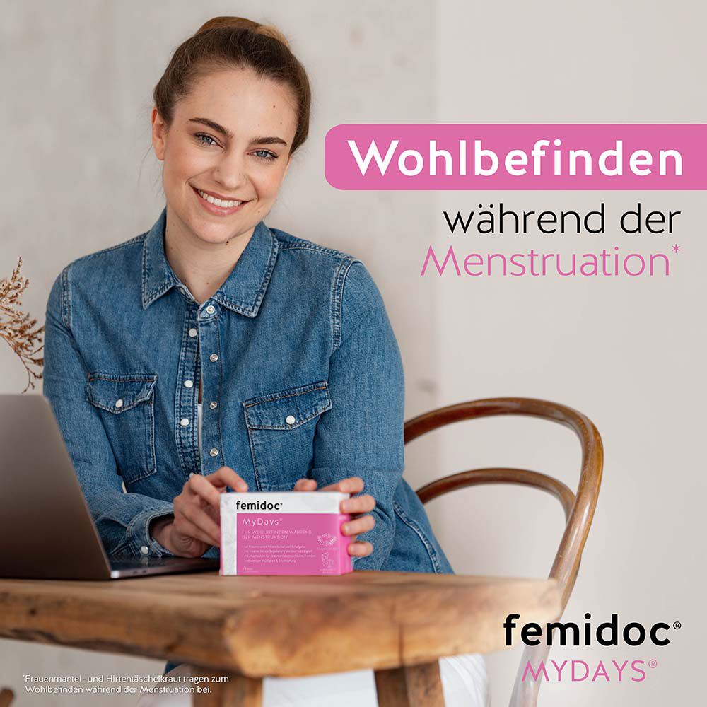 Frau hält femidoc® MyDays® Verpackung am Schreibtisch.