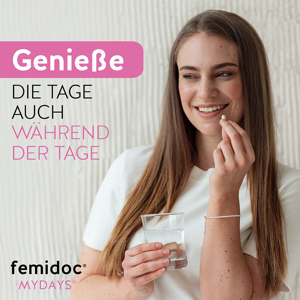 Frau nimmt eine femidoc® MyDays® Kapsel mit einem Glas Wasser ein.