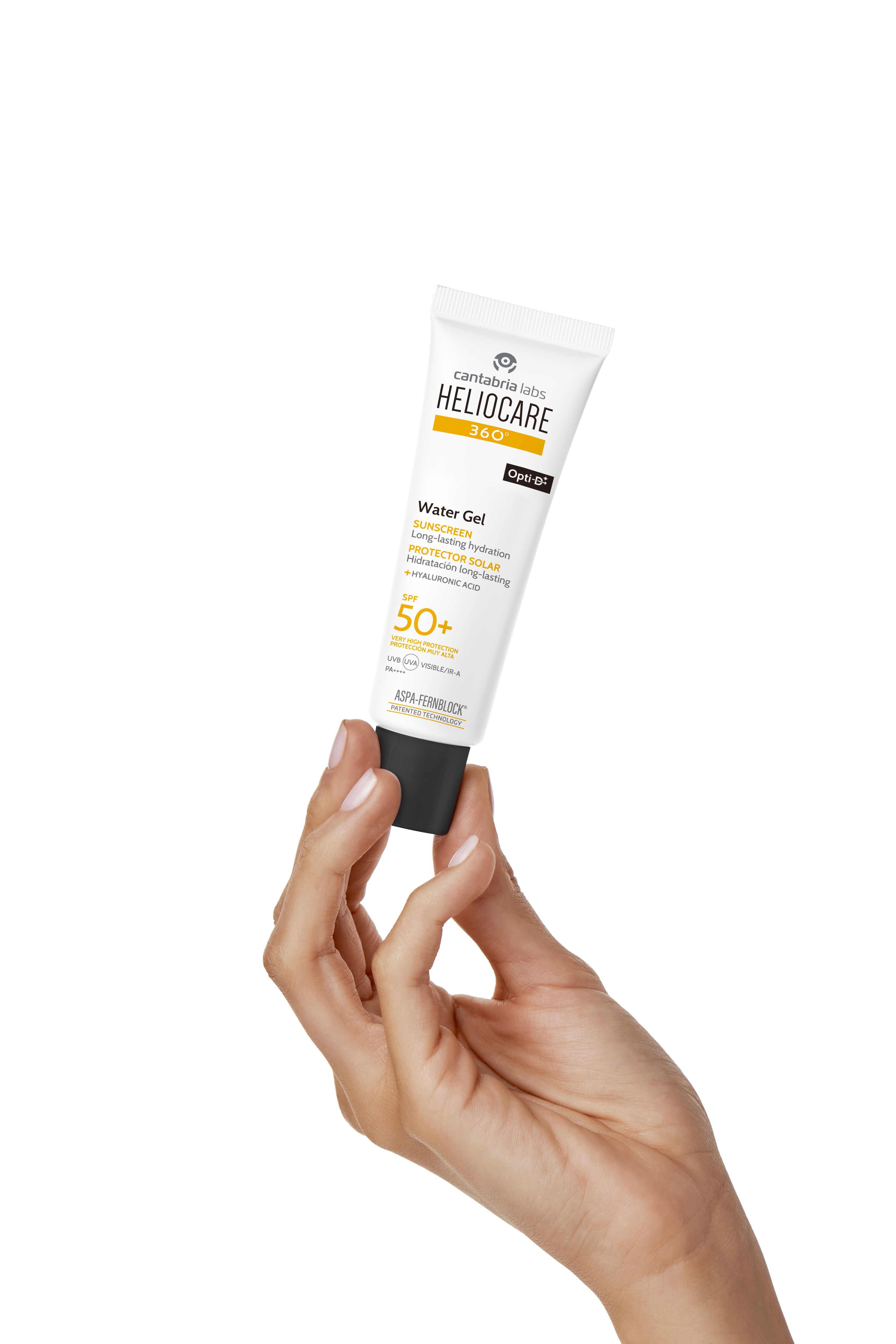 Hand hält Tube HELIOCARE 360° Water Gel LSF 50+. Weiß, schwarzer Deckel. Aufschrift: SUNSCREEN, SPF 50+.