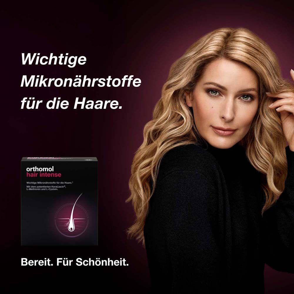Frau mit blonden Haaren und Orthomol Hair Intense-Verpackung. Text: Wichtige Mikronährstoffe für die Haare.