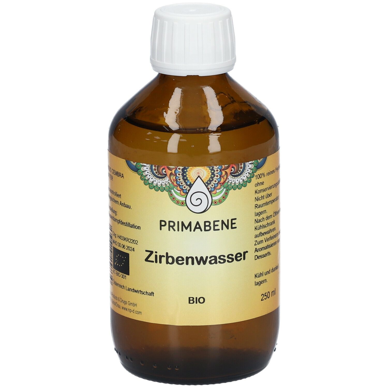 Braune Glasflasche mit weißem Deckel. Aufschrift: PRIMABENE Zirbenwasser BIO. Etikett mit Informationen und Logo.